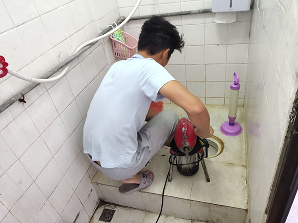 隆化管道堵塞冒臭气 专业师傅现场解决问题