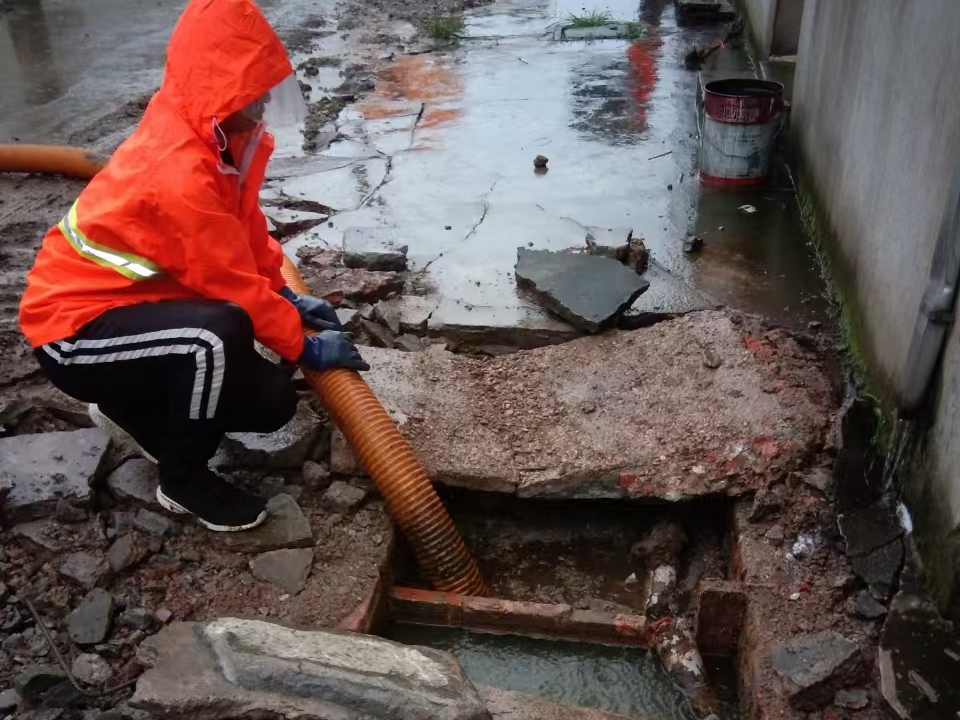 隆化专业清理污水池 炜誉市政以规范流程守护城市 “肠道”